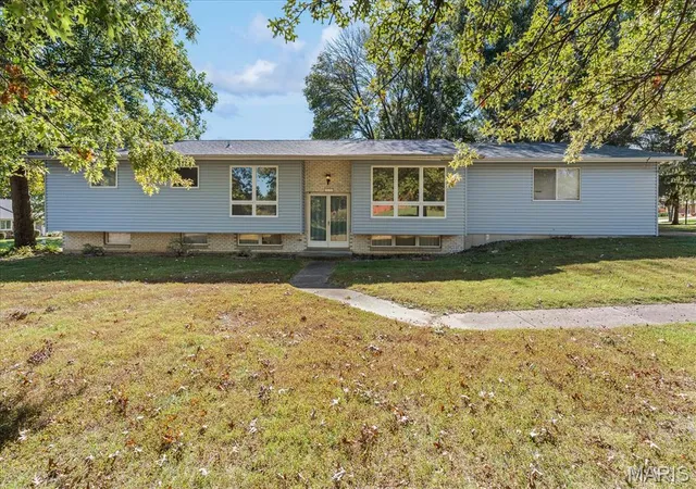 Single family home for sale at 505 Westpark Dr, Columbia, IL 62236 | MLS# MIS26067716