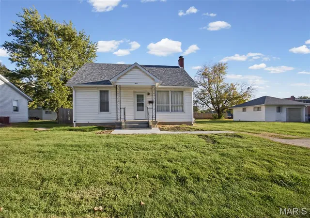 Single family home for sale at 414 E Spruce St, Jerseyville, IL 62052 | MLS# MIS26067721