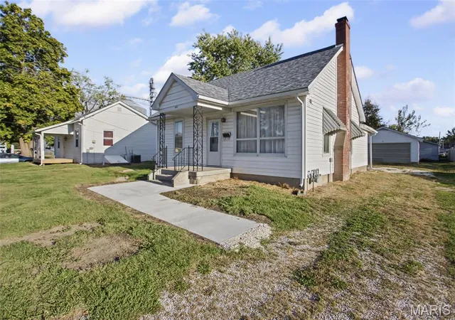 Photo 1 of Single family home for sale at 414 E Spruce St, Jerseyville, IL 62052 | MLS# MIS26067721 | Listing updated on 2026-10-22