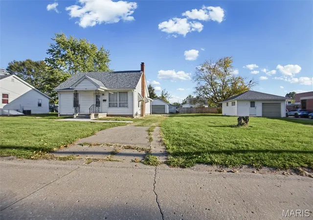 Photo 2 of Single family home for sale at 414 E Spruce St, Jerseyville, IL 62052 | MLS# MIS26067721 | Listing updated on 2026-10-22