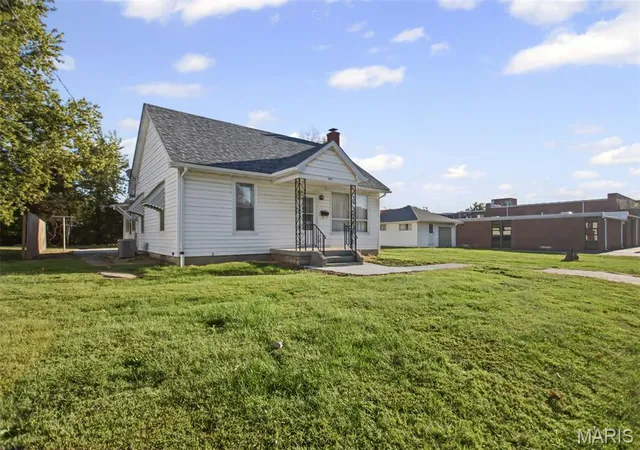 Photo 3 of Single family home for sale at 414 E Spruce St, Jerseyville, IL 62052 | MLS# MIS26067721 | Listing updated on 2026-10-22