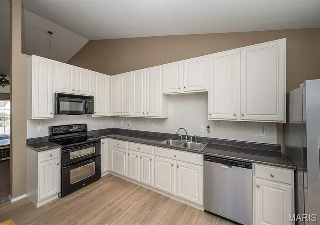 Photo 4 of Sale Pending at 121 Hunters Run Ct, Eureka, MO 63025 | MLS# MIS26067742 | Listing updated on 2026-10-28