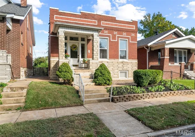 Photo 2 of Sale Pending at 4623 Rosa Ave, Saint Louis, MO 63116 | MLS# MIS26067744 | Listing updated on 2026-10-26
