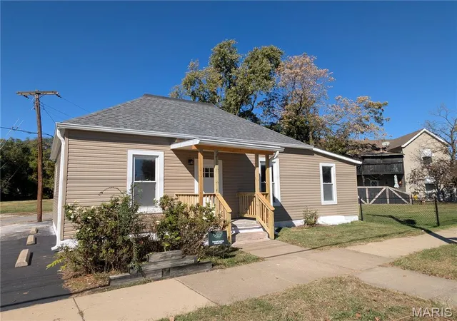 Photo 1 of Single family home for sale at 304 W Main St, East Alton, IL 62024 | MLS# MIS26067769 | Listing updated on 2026-10-22