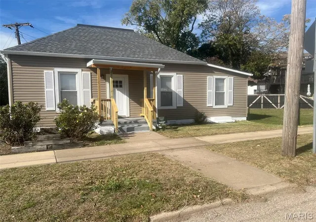 Photo 1 of Single family home for sale at 304 W Main St, East Alton, IL 62024 | MLS# MIS26067769 | Listing updated on 2026-10-26