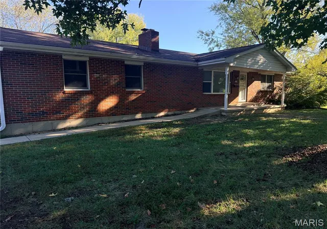 Photo 3 of Single family home for sale at 625 Clara Ave, Warrenton, MO 63383 | MLS# MIS26067787 | Listing updated on 2026-10-30