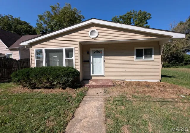 Photo 1 of Single family home for sale at 2706 Godfrey St, Belleville, IL 62226 | MLS# MIS26067824 | Listing updated on 2026-10-21