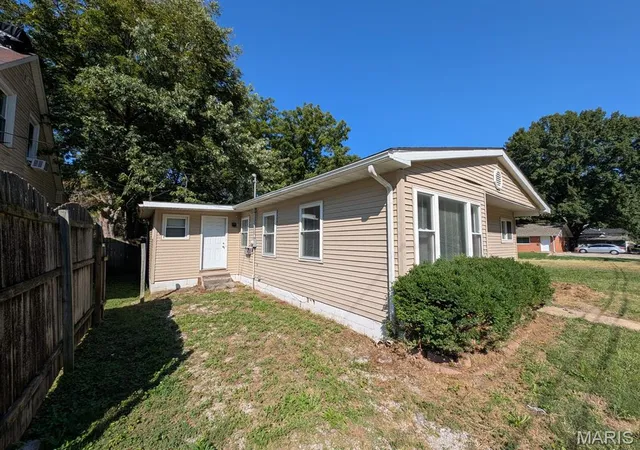 Photo 2 of Single family home for sale at 2706 Godfrey St, Belleville, IL 62226 | MLS# MIS26067824 | Listing updated on 2026-10-21