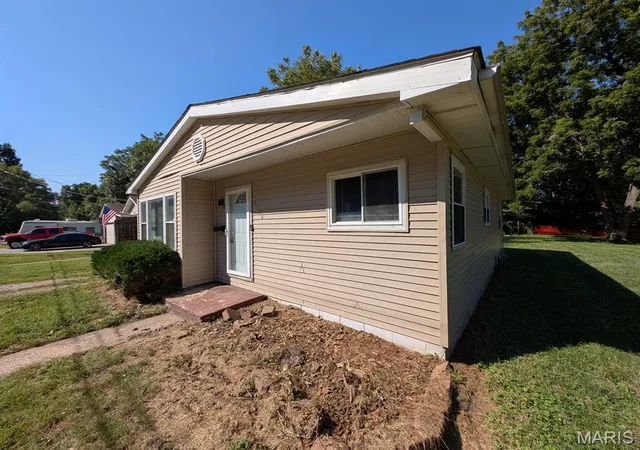 Photo 3 of Single family home for sale at 2706 Godfrey St, Belleville, IL 62226 | MLS# MIS26067824 | Listing updated on 2026-10-21