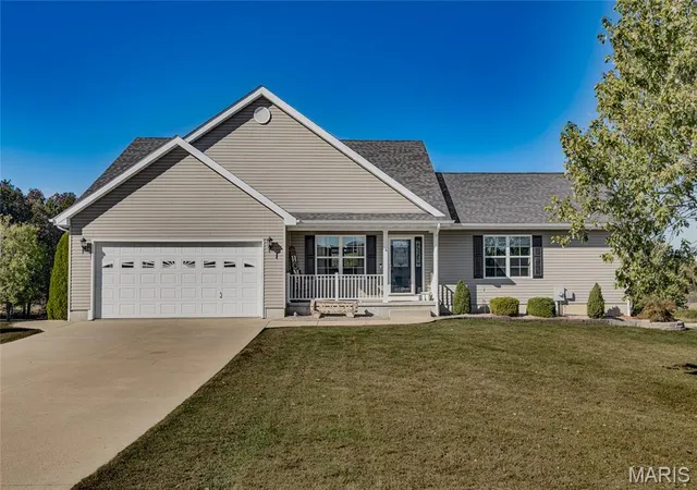 Photo 1 of Sale Pending at 304 Ridgewood Ct, Farmington, MO 63640 | MLS# MIS26067833 | Listing updated on 2026-10-22