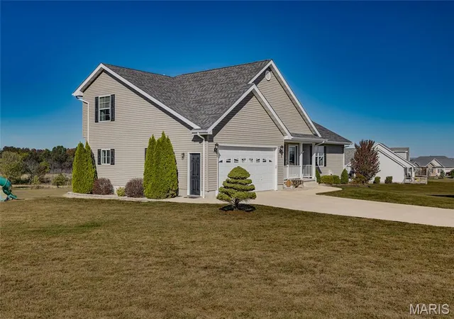 Photo 2 of Sale Pending at 304 Ridgewood Ct, Farmington, MO 63640 | MLS# MIS26067833 | Listing updated on 2026-10-22