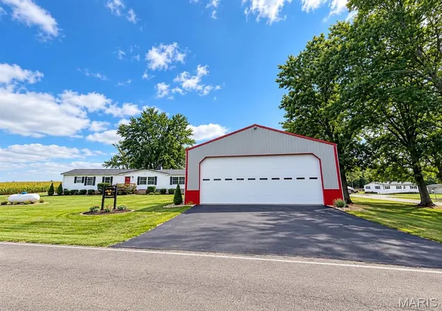 Photo 2 of Single family home for sale at 34 Barbeau Ln, Murphysboro, IL 62966 | MLS# MIS26067851 | Listing updated on 2026-10-22