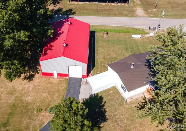 Photo 3 of Single family home for sale at 34 Barbeau Ln, Murphysboro, IL 62966 | MLS# MIS26067851 | Listing updated on 2026-10-22