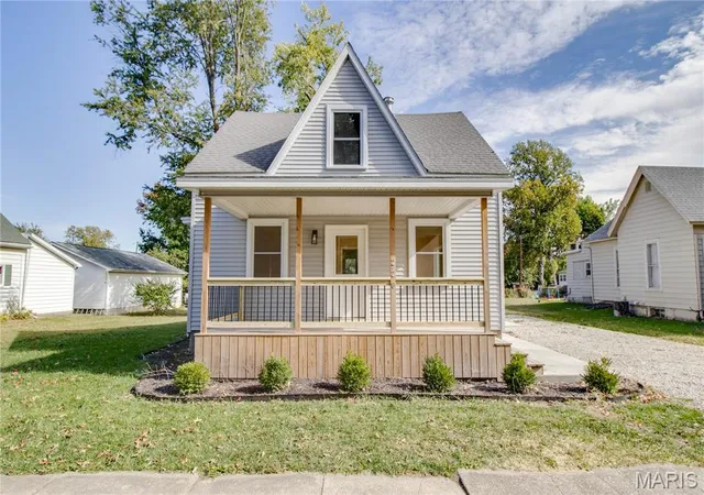 Photo 2 of Single family home for sale at 226 S Jackson St, Pittsfield, IL 62363 | MLS# MIS26067861 | Listing updated on 2026-10-26