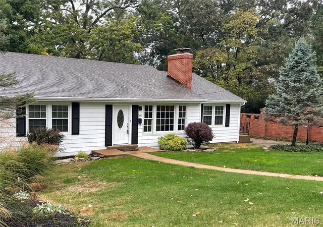 Photo 1 of Single family home for sale at 307 W Old Watson Rd, Saint Louis, MO 63119 | MLS# MIS26067867 | Listing updated on 2026-10-23