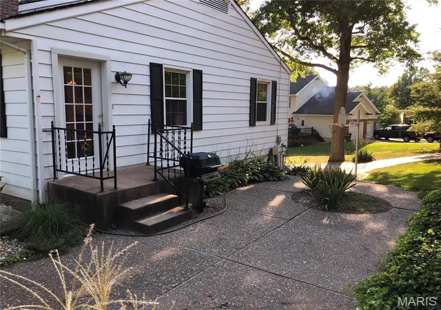 Photo 2 of Single family home for sale at 307 W Old Watson Rd, Saint Louis, MO 63119 | MLS# MIS26067867 | Listing updated on 2026-10-23