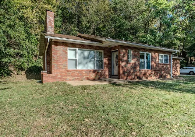 Photo 2 of Single family home for sale at 308 S Bluff Rd, Collinsville, IL 62234 | MLS# MIS26067869 | Listing updated on 2026-10-23
