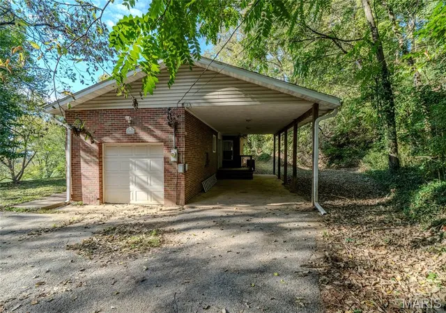 Photo 3 of Single family home for sale at 308 S Bluff Rd, Collinsville, IL 62234 | MLS# MIS26067869 | Listing updated on 2026-10-23