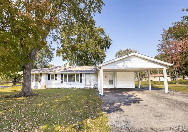 Photo 1 of Single family home for sale at 209 Linda Dr, Fairview Heights, IL 62208 | MLS# MIS26067875 | Listing updated on 2026-10-29
