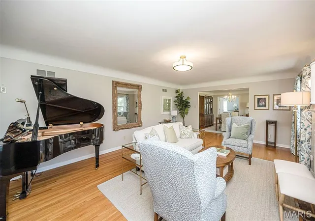 Photo 4 of Single family home for sale at 22 Marsally Dr, Saint Louis, MO 63131 | MLS# MIS26067882 | Listing updated on 2026-10-26