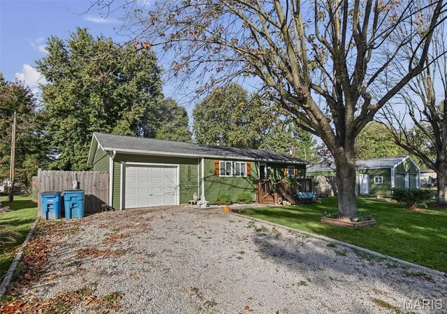 Photo 4 of Single family home for sale at 17089 Apache Dr, Jerseyville, IL 62052 | MLS# MIS26067897 | Listing updated on 2026-10-23