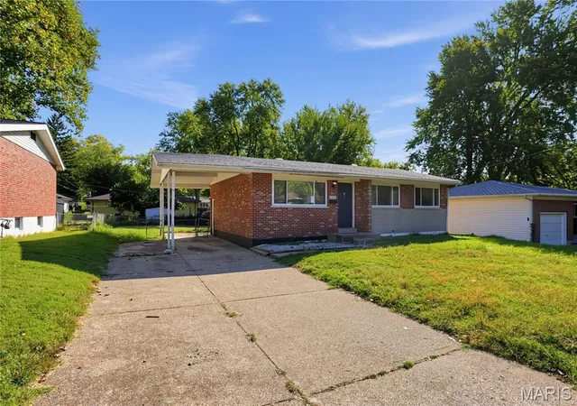 Photo 3 of Single family home for sale at 7016 Marlac Dr, Hazelwood, MO 63042 | MLS# MIS26067907 | Listing updated on 2026-10-26