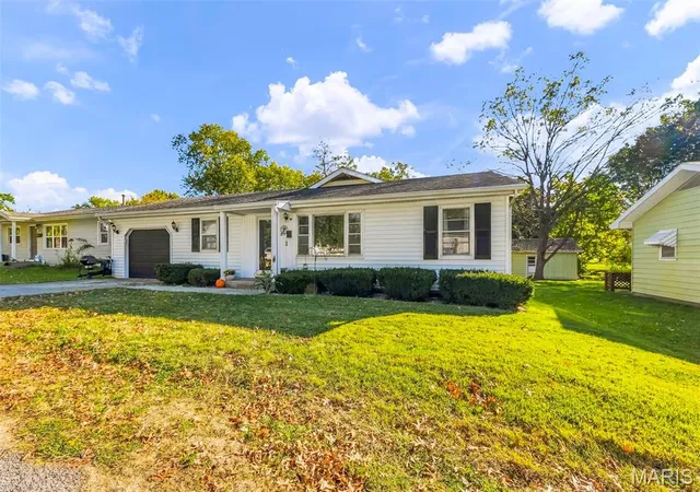 Photo 2 of Single family home for sale at 215 South 13th, Bowling Green, MO 63334 | MLS# MIS26067920 | Listing updated on 2026-10-23