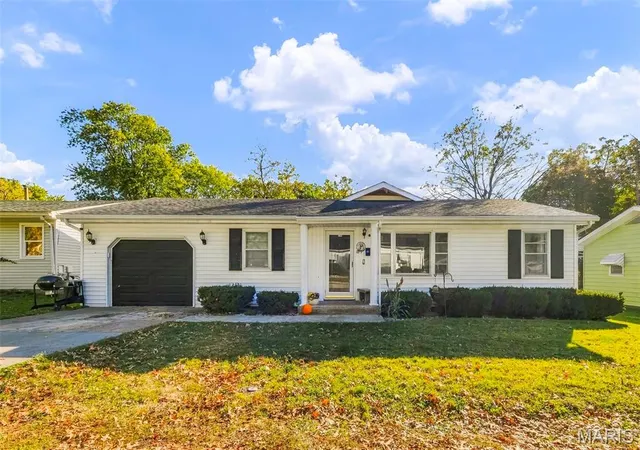 Photo 3 of Single family home for sale at 215 South 13th, Bowling Green, MO 63334 | MLS# MIS26067920 | Listing updated on 2026-10-23