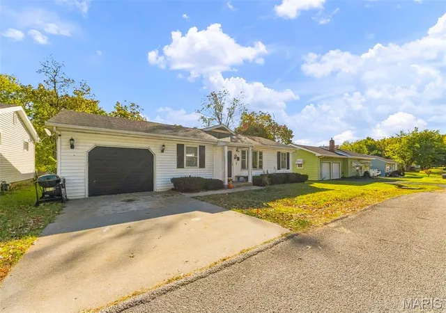 Photo 4 of Single family home for sale at 215 South 13th, Bowling Green, MO 63334 | MLS# MIS26067920 | Listing updated on 2026-10-23