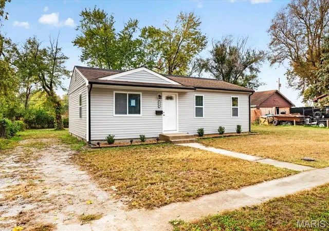 Photo 1 of Single family home for sale at 16 School St, East Saint Louis, IL 62206 | MLS# MIS26067944 | Listing updated on 2026-10-27