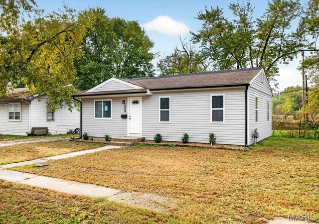 Photo 2 of Single family home for sale at 16 School St, East Saint Louis, IL 62206 | MLS# MIS26067944 | Listing updated on 2026-10-27
