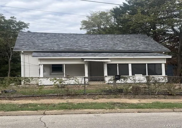 Photo 2 of Single family home for sale at 307 Euclid Ave, Poplar Bluff, MO 63901 | MLS# MIS26067960 | Listing updated on 2026-10-22