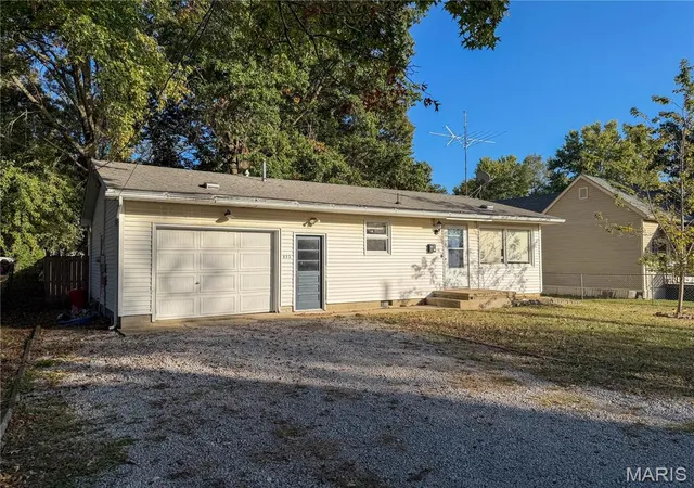 Photo 1 of Single family home for sale at 832 S Franklin St, Litchfield, IL 62056 | MLS# MIS26067962 | Listing updated on 2026-10-23