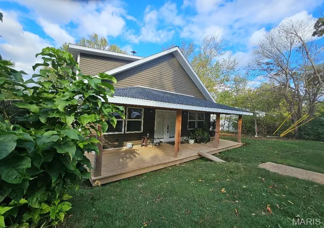 Photo 1 of Single family home for sale at 110 E Pine St, Van Buren, MO 63965 | MLS# MIS26067991 | Listing updated on 2026-10-28