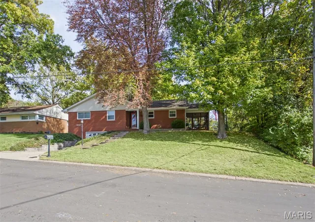 Photo 2 of Single family home for sale at 138 Dalewood Dr, East Alton, IL 62024 | MLS# MIS26068008 | Listing updated on 2026-10-23