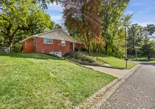 Photo 3 of Single family home for sale at 138 Dalewood Dr, East Alton, IL 62024 | MLS# MIS26068008 | Listing updated on 2026-10-23