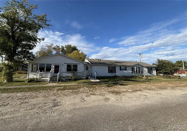 Single family home for sale at 201 W Page St, Vandalia, MO 63382 | MLS# MIS26068019