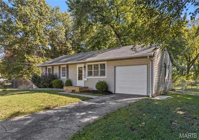 Photo 1 of Single family home for sale at 11 Charlotte Dr, Florissant, MO 63031 | MLS# MIS26068024 | Listing updated on 2026-10-29