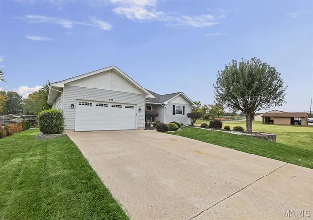 Photo 3 of Single family home for sale at 106 Elm Dr, Edwardsville, IL 62025 | MLS# MIS26068086 | Listing updated on 2026-10-29