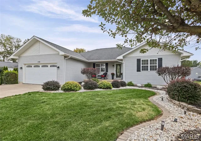 Photo 3 of Single family home for sale at 106 Elm Dr, Edwardsville, IL 62025 | MLS# MIS26068086 | Listing updated on 2026-10-29