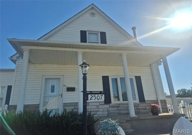 Photo 2 of Single family home for sale at 2507 Denver St, Granite City, IL 62040 | MLS# MIS26068108 | Listing updated on 2026-10-27