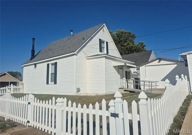 Photo 3 of Single family home for sale at 2507 Denver St, Granite City, IL 62040 | MLS# MIS26068108 | Listing updated on 2026-10-27