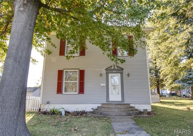 Photo 1 of Single family home for sale at 208 E Spruce St, Jerseyville, IL 62052 | MLS# MIS26068109 | Listing updated on 2026-10-29