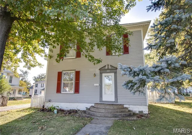 Photo 3 of Single family home for sale at 208 E Spruce St, Jerseyville, IL 62052 | MLS# MIS26068109 | Listing updated on 2026-10-29