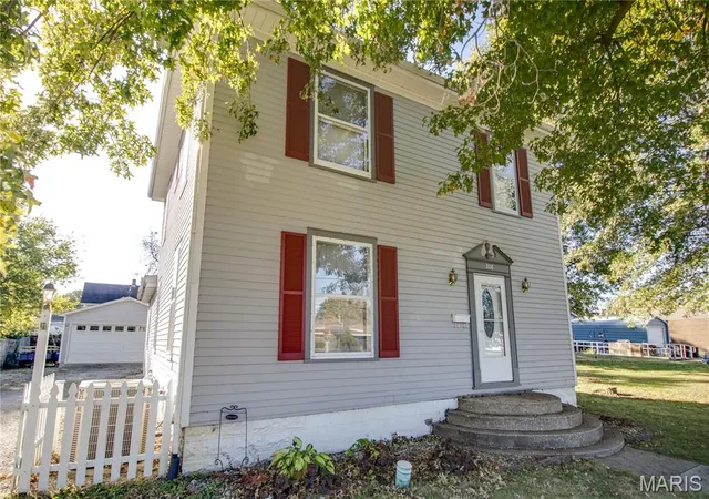 Photo 3 of Single family home for sale at 208 E Spruce St, Jerseyville, IL 62052 | MLS# MIS26068109 | Listing updated on 2026-10-29