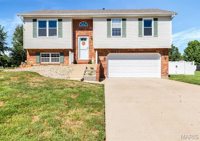 Photo 1 of Single family home for sale at 4 Leone Ct, Maryville, IL 62062 | MLS# MIS26068117 | Listing updated on 2026-10-29