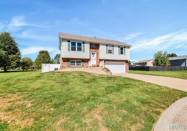 Photo 3 of Single family home for sale at 4 Leone Ct, Maryville, IL 62062 | MLS# MIS26068117 | Listing updated on 2026-10-29