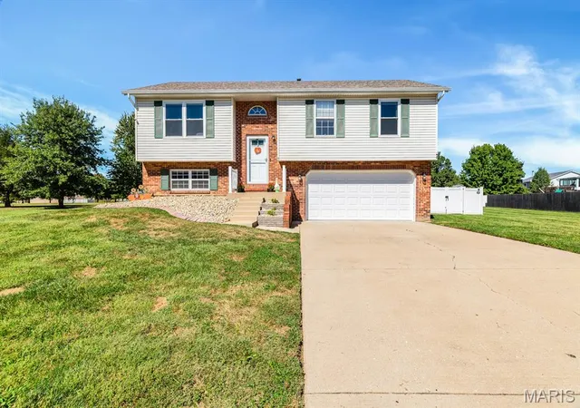 Photo 3 of Single family home for sale at 4 Leone Ct, Maryville, IL 62062 | MLS# MIS26068117 | Listing updated on 2026-10-29