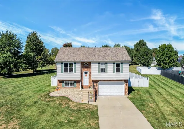 Photo 4 of Single family home for sale at 4 Leone Ct, Maryville, IL 62062 | MLS# MIS26068117 | Listing updated on 2026-10-29