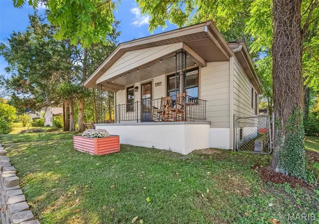 Photo 3 of Sale Pending at 5302 Heege Rd, Saint Louis, MO 63123 | MLS# MIS26068143 | Listing updated on 2026-10-26